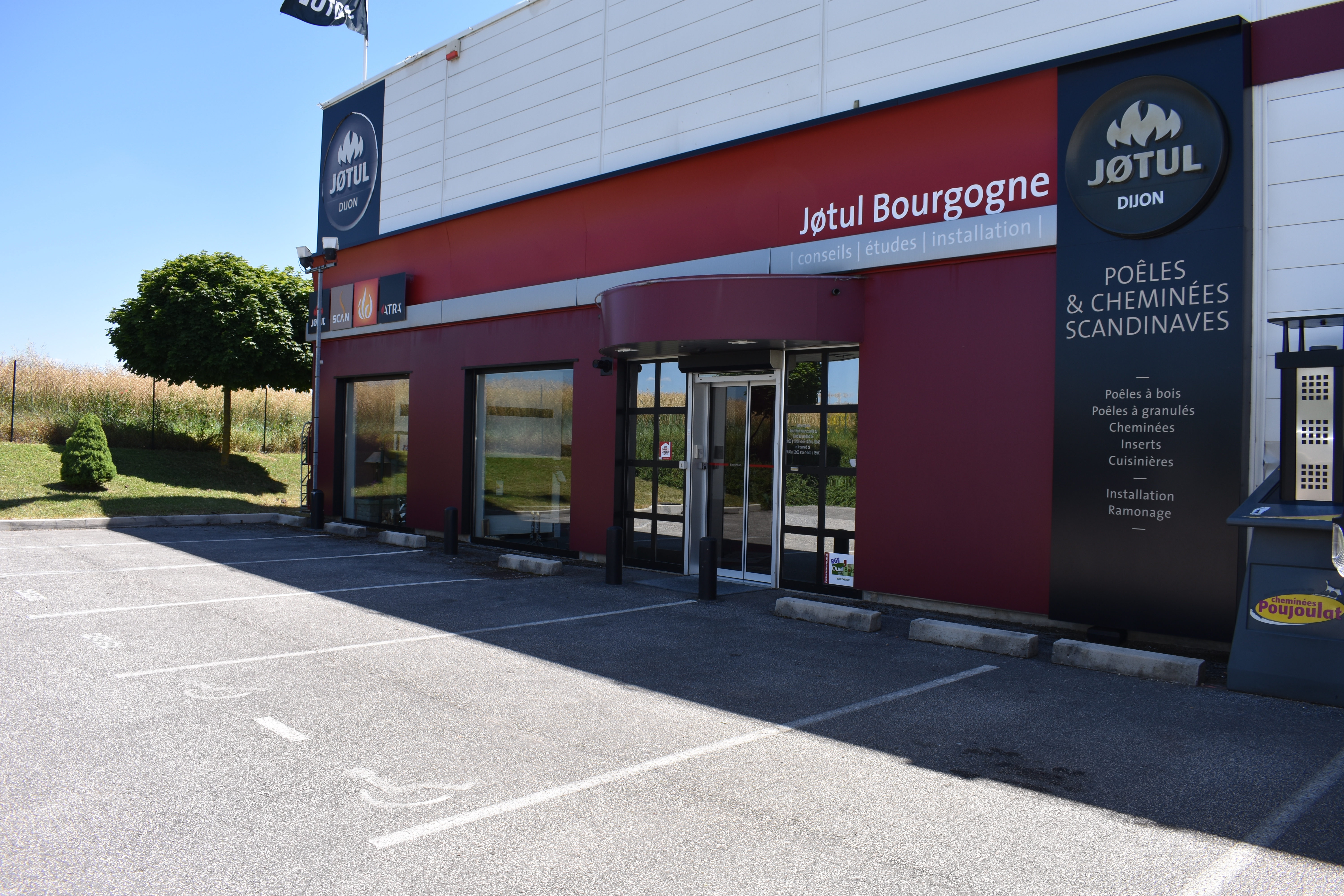 Showroom Jotul Dijon en Bourgogne, facade et parking